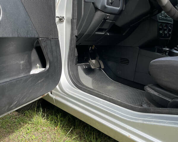 Форд Фиеста, объемом двигателя 1.4 л и пробегом 182 тыс. км за 3700 $, фото 7 на Automoto.ua