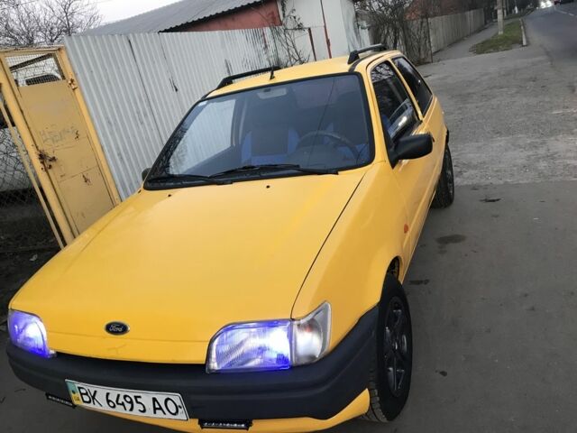 Желтый Форд Фиеста, объемом двигателя 1.8 л и пробегом 81 тыс. км за 1000 $, фото 1 на Automoto.ua