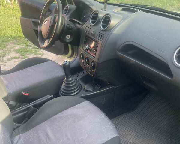 Желтый Форд Фиеста, объемом двигателя 1.24 л и пробегом 225 тыс. км за 3000 $, фото 4 на Automoto.ua