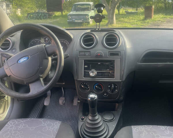 Желтый Форд Фиеста, объемом двигателя 1.24 л и пробегом 225 тыс. км за 3000 $, фото 5 на Automoto.ua