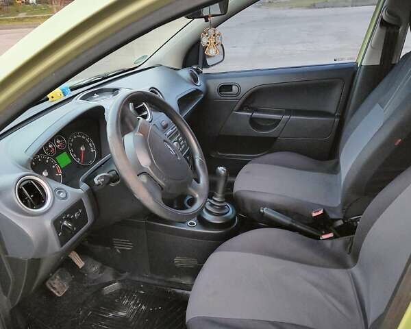 Желтый Форд Фиеста, объемом двигателя 1.4 л и пробегом 155 тыс. км за 2900 $, фото 16 на Automoto.ua