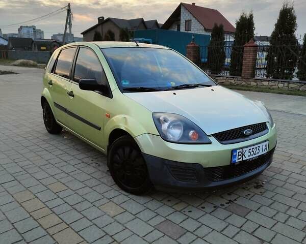 Желтый Форд Фиеста, объемом двигателя 1.4 л и пробегом 155 тыс. км за 2900 $, фото 1 на Automoto.ua