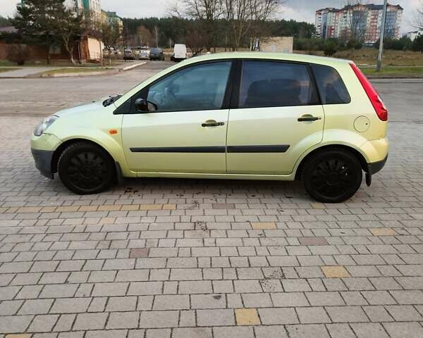 Желтый Форд Фиеста, объемом двигателя 1.4 л и пробегом 155 тыс. км за 2900 $, фото 3 на Automoto.ua