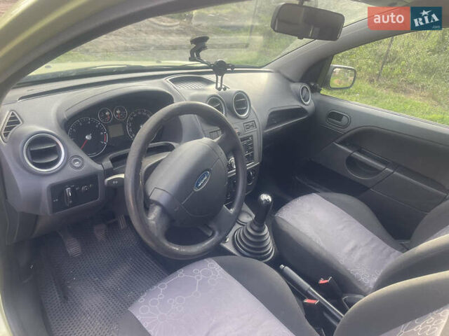 Желтый Форд Фиеста, объемом двигателя 1.24 л и пробегом 225 тыс. км за 3000 $, фото 8 на Automoto.ua