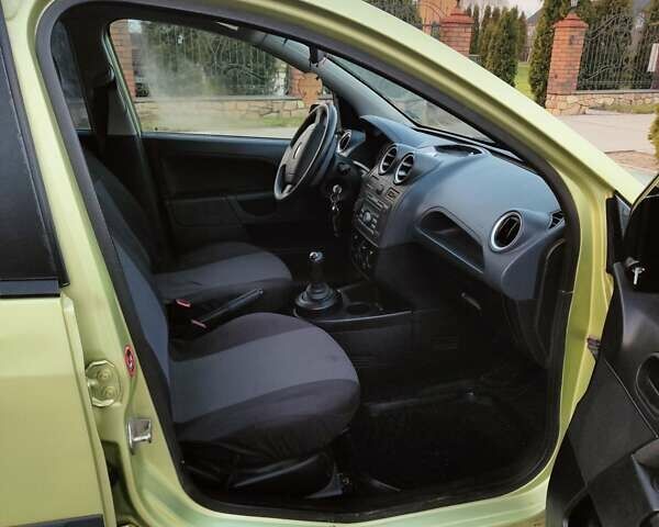 Желтый Форд Фиеста, объемом двигателя 1.4 л и пробегом 155 тыс. км за 2900 $, фото 6 на Automoto.ua