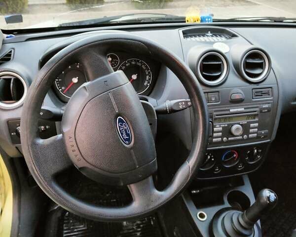 Желтый Форд Фиеста, объемом двигателя 1.4 л и пробегом 155 тыс. км за 2900 $, фото 15 на Automoto.ua