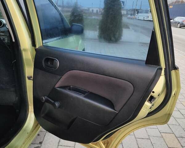 Желтый Форд Фиеста, объемом двигателя 1.4 л и пробегом 155 тыс. км за 2900 $, фото 9 на Automoto.ua