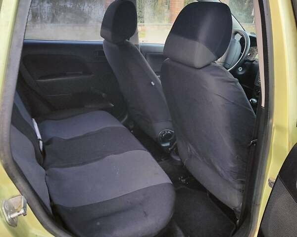 Желтый Форд Фиеста, объемом двигателя 1.4 л и пробегом 155 тыс. км за 2900 $, фото 8 на Automoto.ua