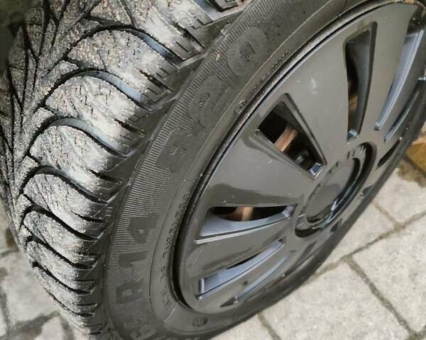 Желтый Форд Фиеста, объемом двигателя 1.4 л и пробегом 155 тыс. км за 2900 $, фото 17 на Automoto.ua