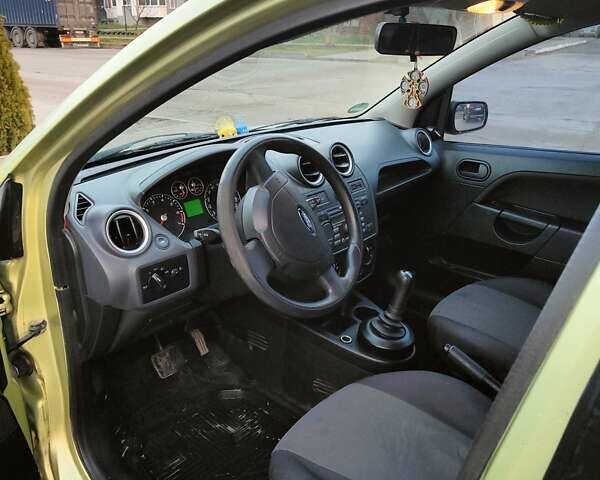 Желтый Форд Фиеста, объемом двигателя 1.4 л и пробегом 155 тыс. км за 2900 $, фото 12 на Automoto.ua