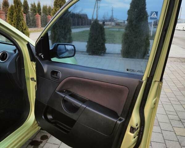 Желтый Форд Фиеста, объемом двигателя 1.4 л и пробегом 155 тыс. км за 2900 $, фото 7 на Automoto.ua