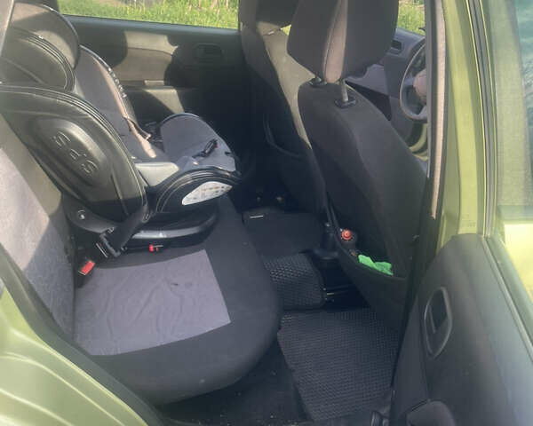 Желтый Форд Фиеста, объемом двигателя 1.24 л и пробегом 225 тыс. км за 3000 $, фото 6 на Automoto.ua