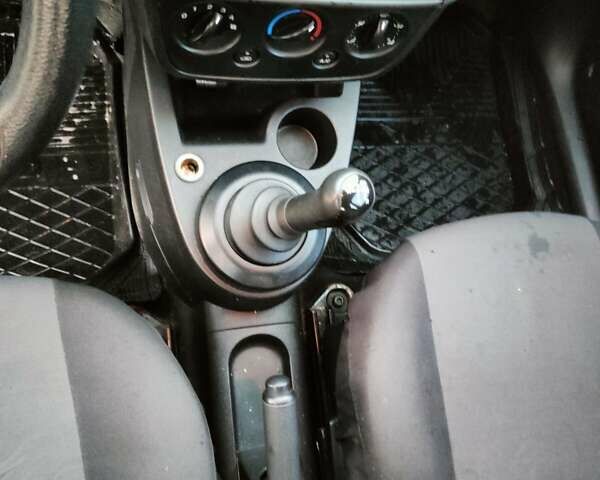 Желтый Форд Фиеста, объемом двигателя 1.4 л и пробегом 155 тыс. км за 2900 $, фото 14 на Automoto.ua