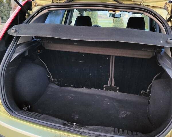 Желтый Форд Фиеста, объемом двигателя 1.4 л и пробегом 155 тыс. км за 2900 $, фото 10 на Automoto.ua