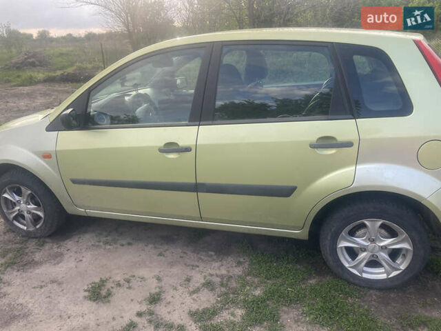 Желтый Форд Фиеста, объемом двигателя 1.24 л и пробегом 225 тыс. км за 3000 $, фото 13 на Automoto.ua
