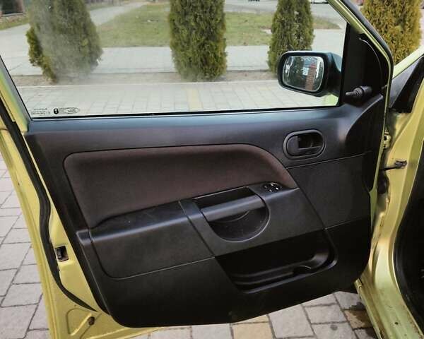 Желтый Форд Фиеста, объемом двигателя 1.4 л и пробегом 155 тыс. км за 2900 $, фото 11 на Automoto.ua