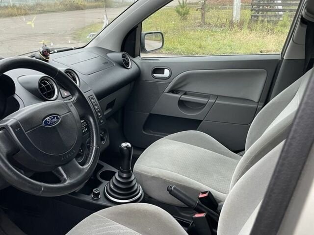 Серый Форд Фиеста, объемом двигателя 1.4 л и пробегом 237 тыс. км за 3500 $, фото 9 на Automoto.ua