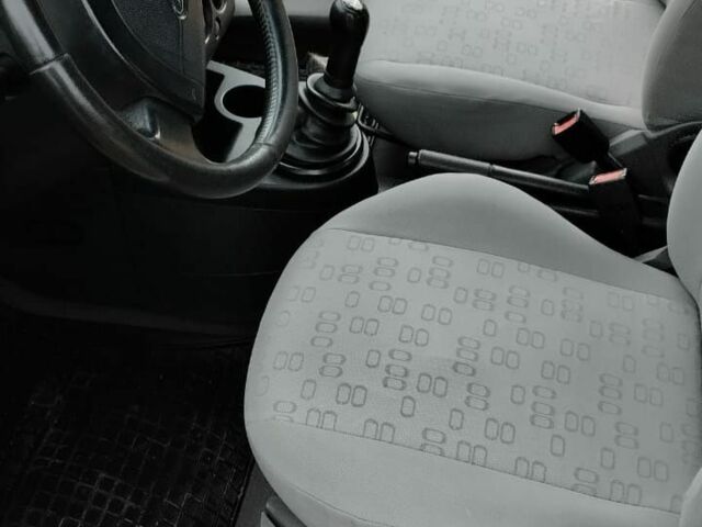 Серый Форд Фиеста, объемом двигателя 1.4 л и пробегом 300 тыс. км за 3400 $, фото 6 на Automoto.ua