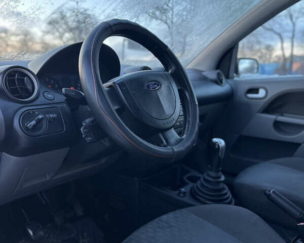 Сірий Форд Фієста, об'ємом двигуна 1.6 л та пробігом 270 тис. км за 2899 $, фото 10 на Automoto.ua