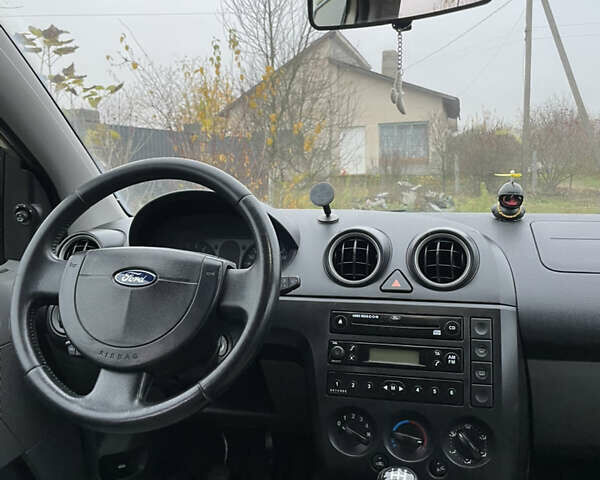 Серый Форд Фиеста, объемом двигателя 1.4 л и пробегом 237 тыс. км за 3500 $, фото 4 на Automoto.ua