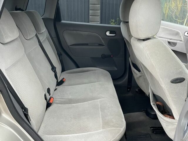 Серый Форд Фиеста, объемом двигателя 1.4 л и пробегом 237 тыс. км за 3500 $, фото 6 на Automoto.ua