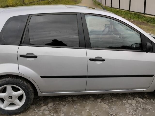 Серый Форд Фиеста, объемом двигателя 1.4 л и пробегом 300 тыс. км за 3400 $, фото 2 на Automoto.ua