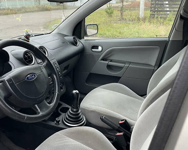 Серый Форд Фиеста, объемом двигателя 1.4 л и пробегом 237 тыс. км за 3500 $, фото 9 на Automoto.ua
