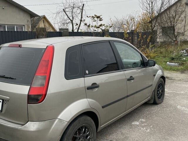 Серый Форд Фиеста, объемом двигателя 1.4 л и пробегом 237 тыс. км за 3500 $, фото 1 на Automoto.ua