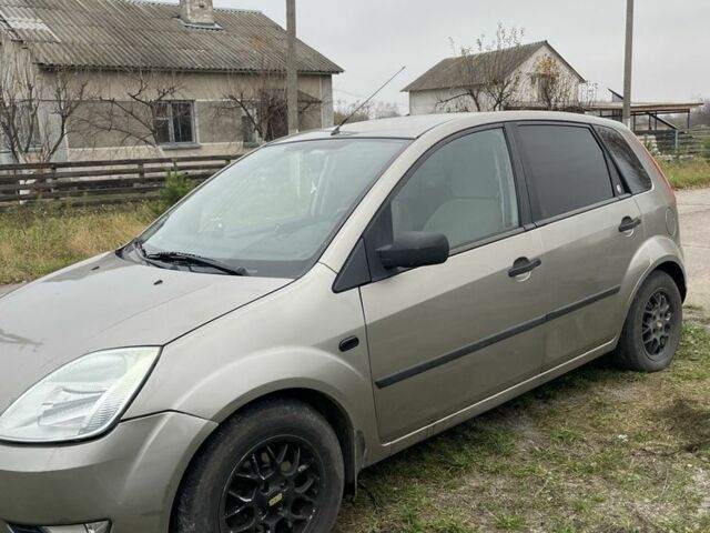 Серый Форд Фиеста, объемом двигателя 1.4 л и пробегом 237 тыс. км за 3500 $, фото 3 на Automoto.ua