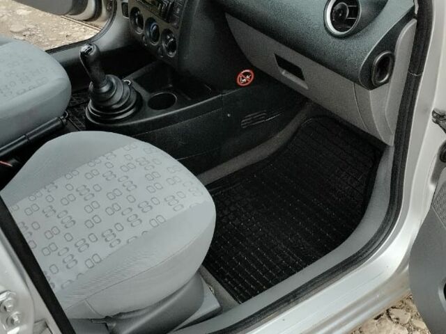 Серый Форд Фиеста, объемом двигателя 1.4 л и пробегом 300 тыс. км за 3400 $, фото 8 на Automoto.ua