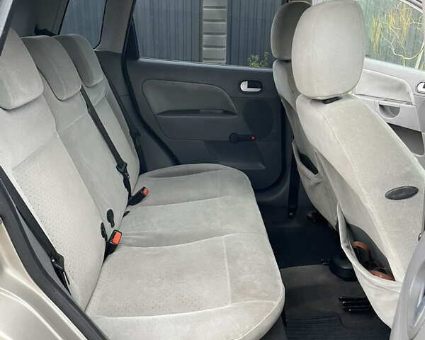 Серый Форд Фиеста, объемом двигателя 1.4 л и пробегом 237 тыс. км за 3500 $, фото 6 на Automoto.ua