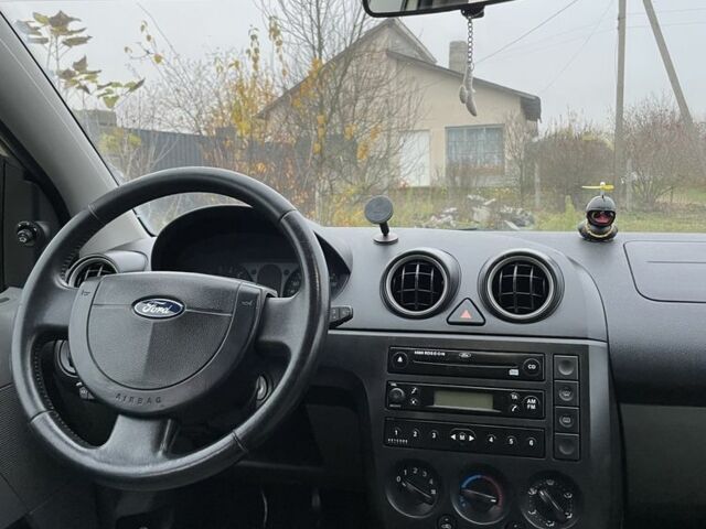 Серый Форд Фиеста, объемом двигателя 1.4 л и пробегом 237 тыс. км за 3500 $, фото 5 на Automoto.ua