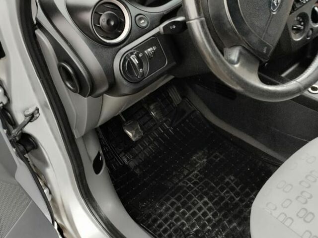 Серый Форд Фиеста, объемом двигателя 1.4 л и пробегом 300 тыс. км за 3400 $, фото 5 на Automoto.ua