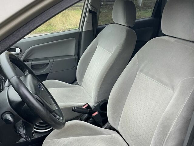 Серый Форд Фиеста, объемом двигателя 1.4 л и пробегом 237 тыс. км за 3500 $, фото 10 на Automoto.ua