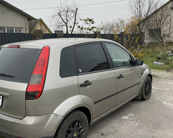 Серый Форд Фиеста, объемом двигателя 1.4 л и пробегом 237 тыс. км за 3500 $, фото 1 на Automoto.ua