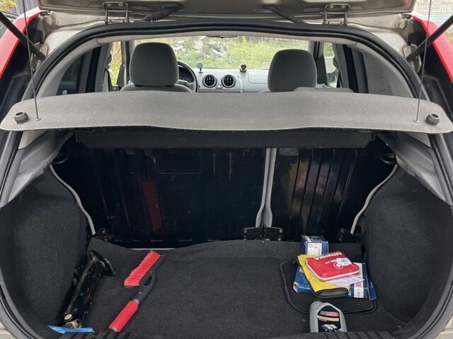 Серый Форд Фиеста, объемом двигателя 1.4 л и пробегом 237 тыс. км за 3500 $, фото 4 на Automoto.ua