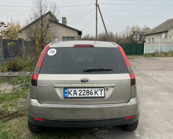 Серый Форд Фиеста, объемом двигателя 1.4 л и пробегом 237 тыс. км за 3500 $, фото 2 на Automoto.ua