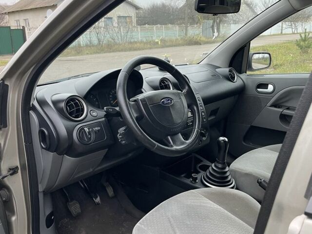 Серый Форд Фиеста, объемом двигателя 1.4 л и пробегом 237 тыс. км за 3500 $, фото 11 на Automoto.ua