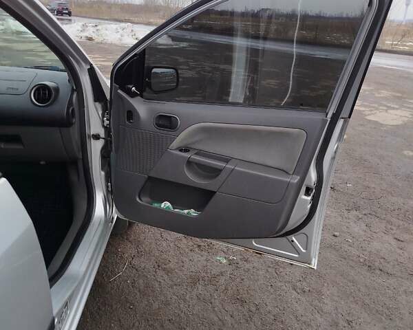 Серый Форд Фиеста, объемом двигателя 1.3 л и пробегом 156 тыс. км за 3900 $, фото 4 на Automoto.ua