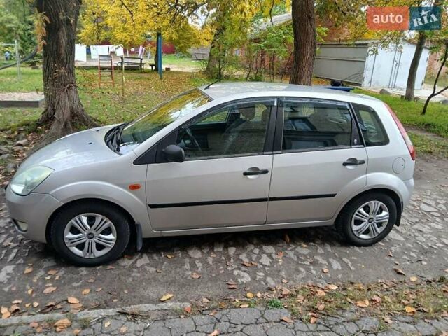 Серый Форд Фиеста, объемом двигателя 1.39 л и пробегом 180 тыс. км за 3000 $, фото 3 на Automoto.ua