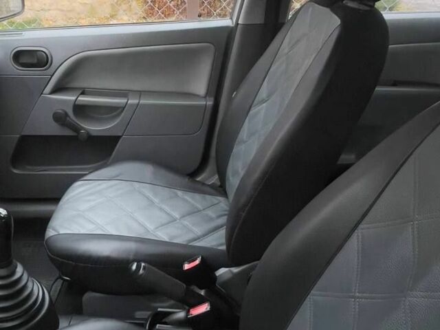 Серый Форд Фиеста, объемом двигателя 1.3 л и пробегом 187 тыс. км за 3400 $, фото 5 на Automoto.ua