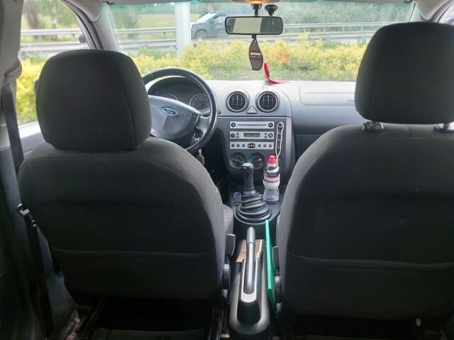 Серый Форд Фиеста, объемом двигателя 1.3 л и пробегом 303 тыс. км за 2800 $, фото 6 на Automoto.ua