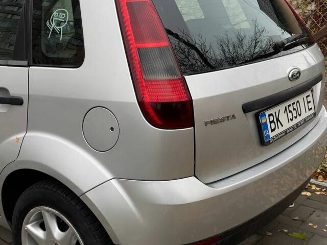 Серый Форд Фиеста, объемом двигателя 1.3 л и пробегом 187 тыс. км за 3400 $, фото 7 на Automoto.ua
