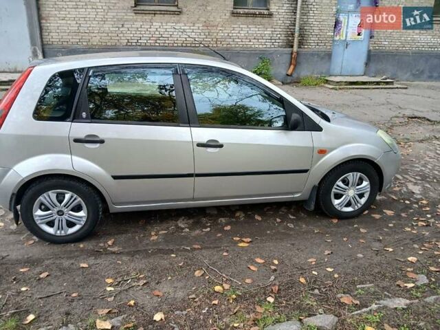 Серый Форд Фиеста, объемом двигателя 1.39 л и пробегом 180 тыс. км за 3000 $, фото 4 на Automoto.ua