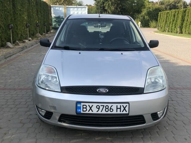 Серый Форд Фиеста, объемом двигателя 1.4 л и пробегом 174 тыс. км за 3500 $, фото 4 на Automoto.ua