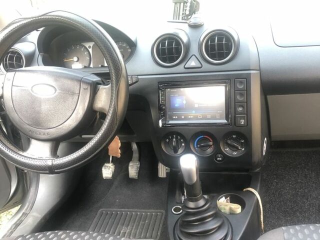 Серый Форд Фиеста, объемом двигателя 1.4 л и пробегом 174 тыс. км за 3500 $, фото 5 на Automoto.ua