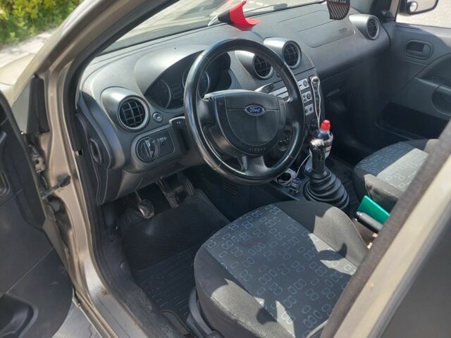Серый Форд Фиеста, объемом двигателя 1.3 л и пробегом 303 тыс. км за 2800 $, фото 7 на Automoto.ua