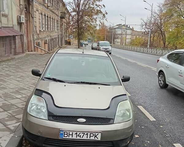 Серый Форд Фиеста, объемом двигателя 1.3 л и пробегом 300 тыс. км за 2900 $, фото 1 на Automoto.ua