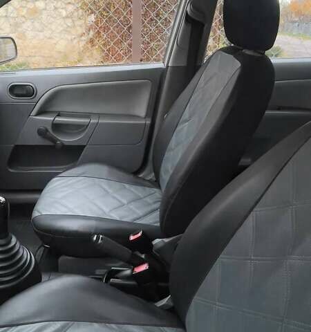 Сірий Форд Фієста, об'ємом двигуна 1.3 л та пробігом 187 тис. км за 3400 $, фото 9 на Automoto.ua