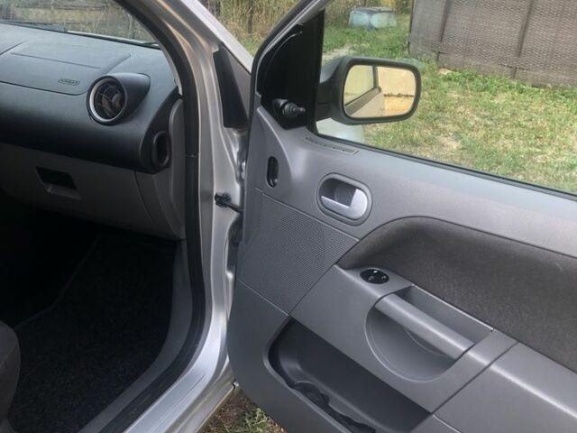 Серый Форд Фиеста, объемом двигателя 1.4 л и пробегом 174 тыс. км за 3500 $, фото 7 на Automoto.ua